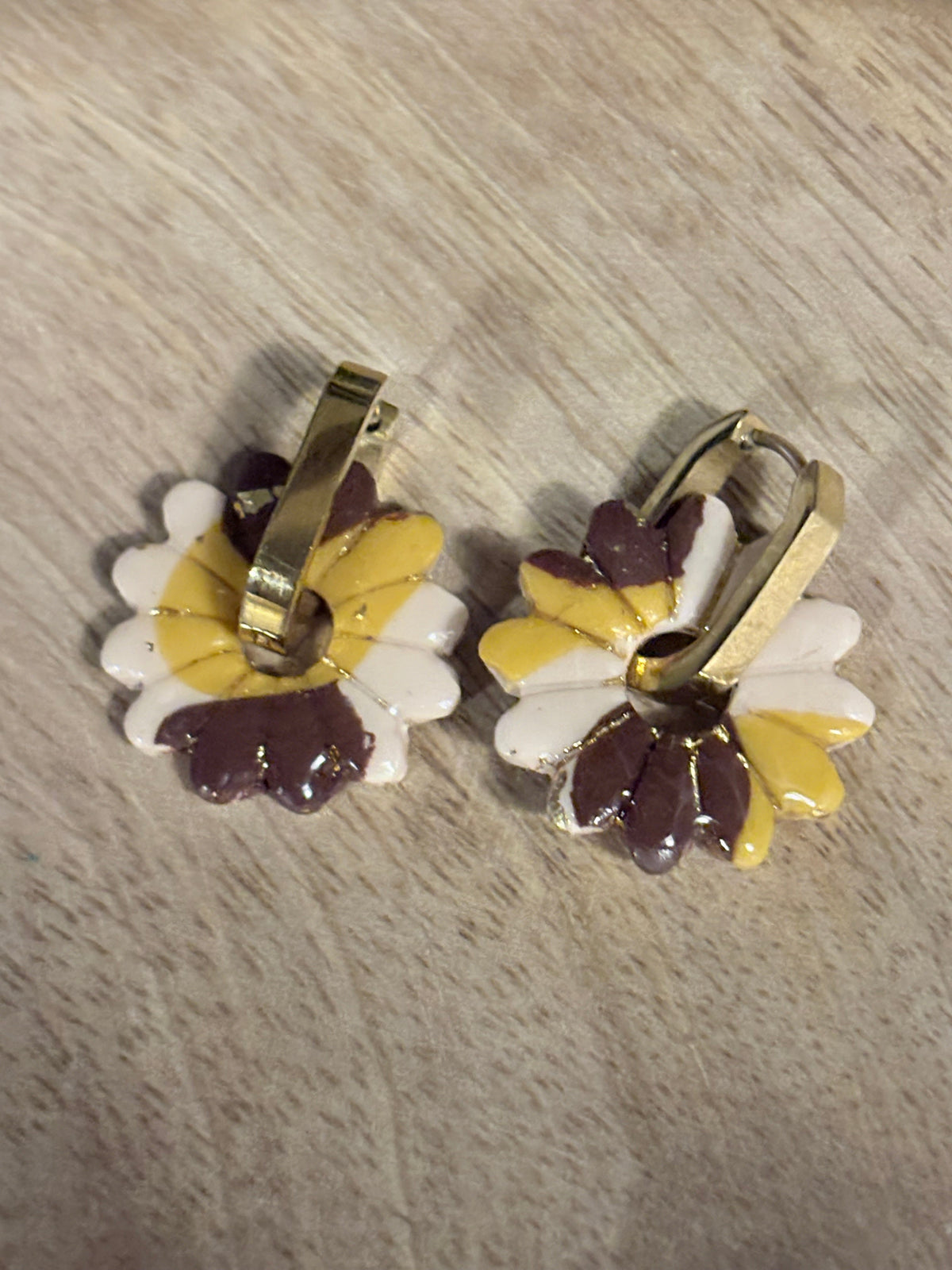 Paire de pampilles fleurs ocre, beige et marron