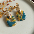 Blau und Gelb marmorierte, abgerundete quadratische Anhänger - 1,8 cm
