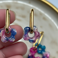 Marmorierte Blumenanhänger in Blau und Rosa - 1,5 cm