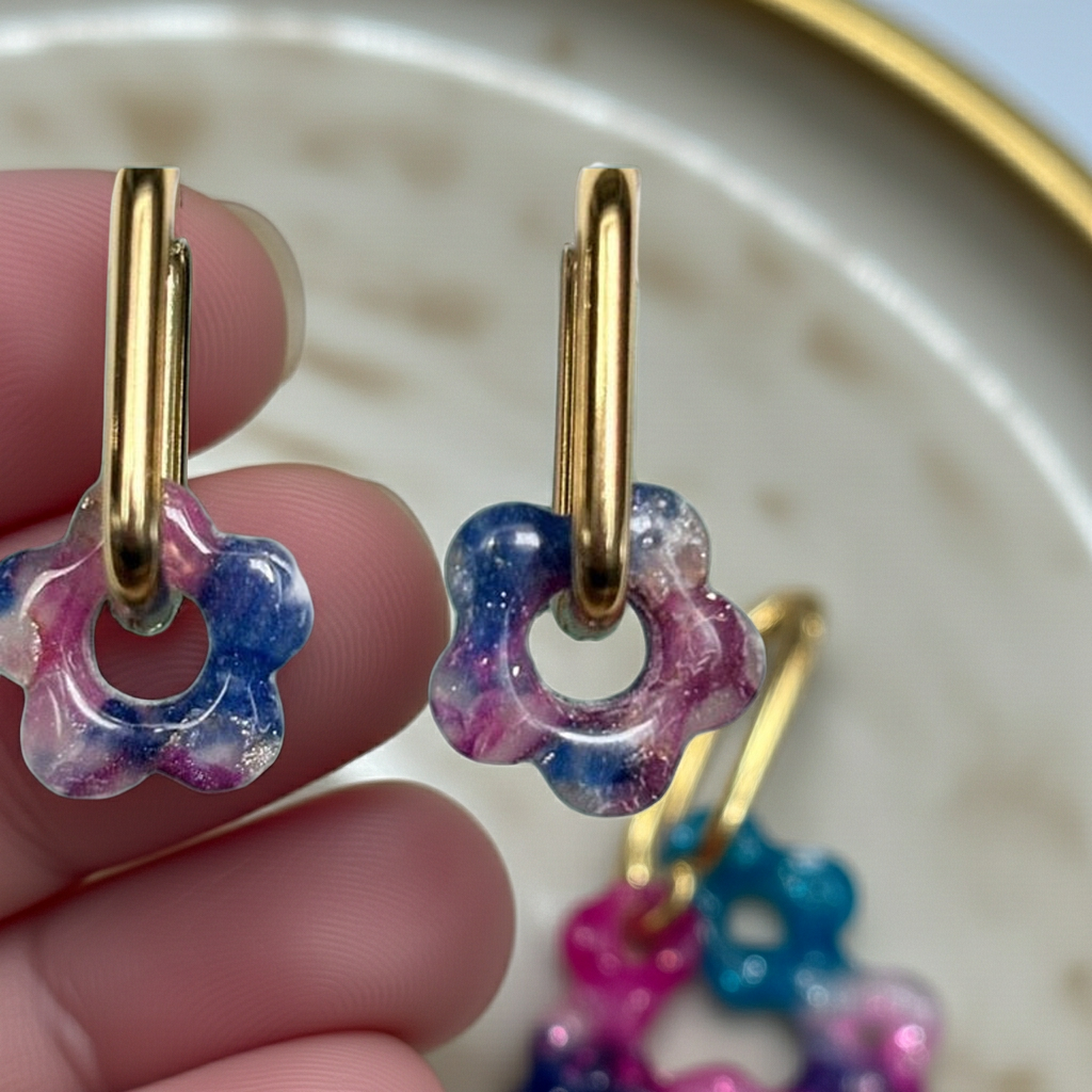 Marmorierte Blumenanhänger in Blau und Rosa - 1,5 cm