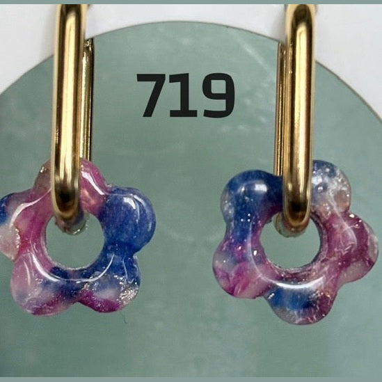 Marmorierte Blumenanhänger in Blau und Rosa - 1,5 cm