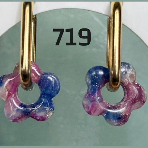 Marmorierte Blumenanhänger in Blau und Rosa - 1,5 cm