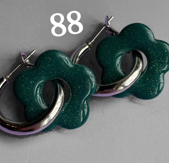 Pampilles Fleurs Ajourées Vert Foncé Pailletsées – Pâte Polymère & Résine | 2 cm